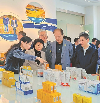 ▲ 唐旭东（右三）随全国政协教科卫体委员会“促进中医药传承创新”专题调研组赴河南省调研。