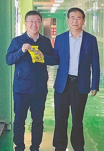 ▲ 黄宝荣（右）调研浆水面生产企业。