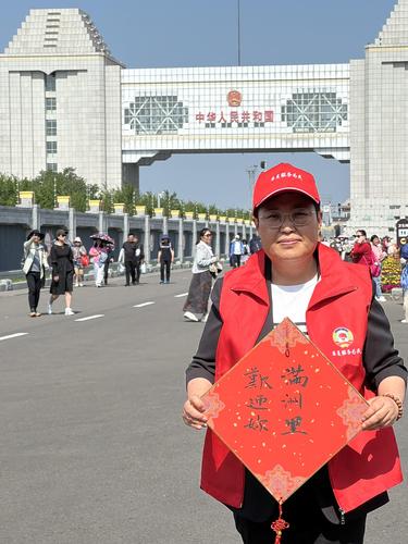 ▲ 杜明燕在满洲里口岸参加委员履职“服务为民”活动。