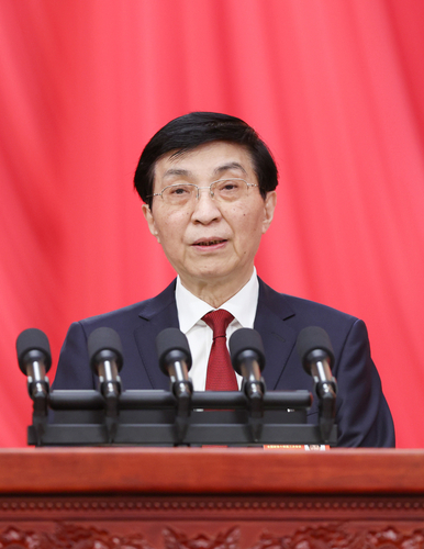 3月4日下午，中国人民政治协商会议第十四届全国委员会第三次会议在北京人民大会堂开幕。这是全国政协主席王沪宁代表政协第十四届全国委员会常务委员会，向大会报告工作。新华社记者 刘卫兵 摄