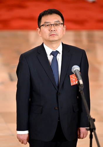 全国政协委员严建兵接受媒体采访。(6558833)-20250305083850