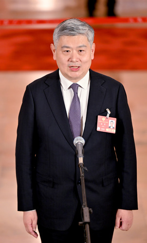 全国政协委员金李接受媒体采访。(6558835)-20250305083900