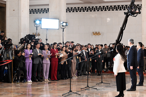 （委员通道记者手记）属于中国机器人的春天(6558841)-20250305085441