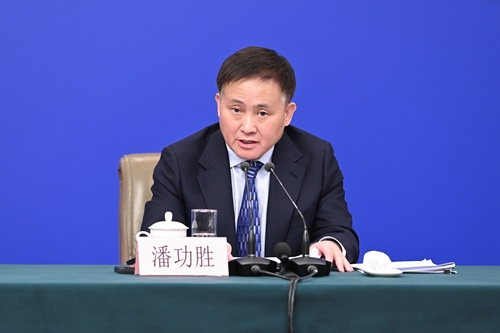 中国人民银行行长潘功胜回答记者提问