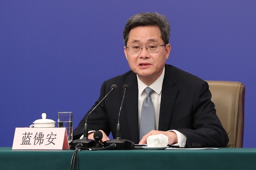 财政部部长蓝佛安回答记者提问