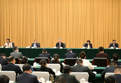 李希参加共青团和青联、总工会、妇联界委员联组会