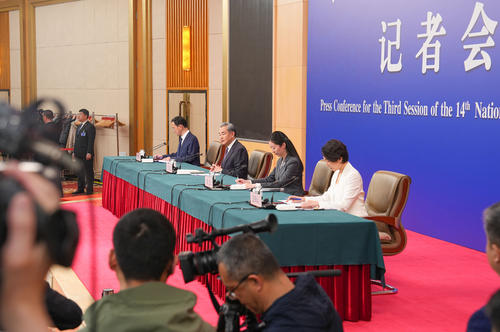 王毅回答中外记者提问