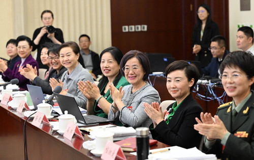 在妇联界小组讨论会上，委员们积极建言献策(6627338)-20250308082125