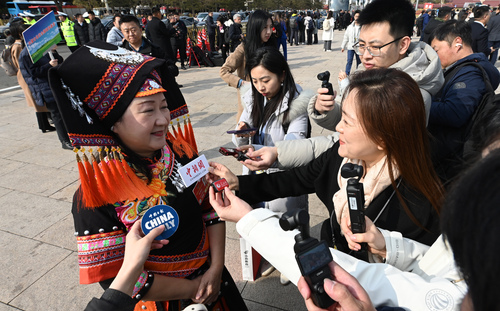 梁满红委员接受记者采访。(6627462)-20250308082422