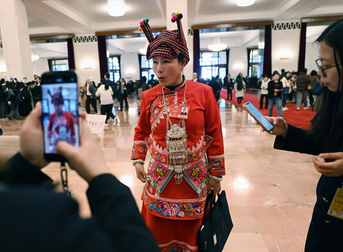 龚健梅委员接受记者采访。(6627463)-20250308082416