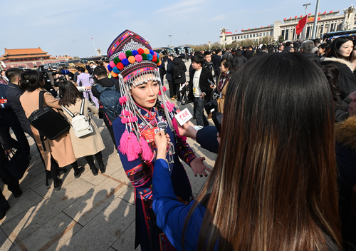 杨钰尼委员接受记者采访。(6627464)-20250308082411