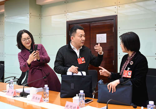 在民建界别小组讨论会后，付诚委员（中）与(6627610)-20250308083754