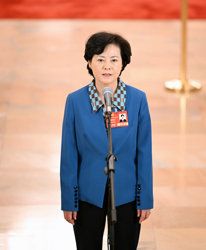 图为全国政协委员徐晓兰接受媒体采访。(6632534)-20250308101142
