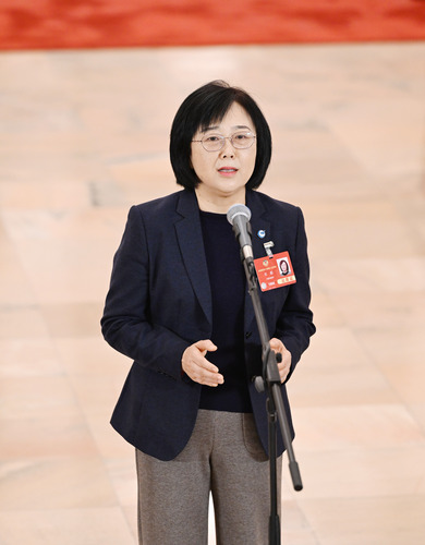 图为全国政协委员羊毅接受媒体采访。(6632536)-20250308101123