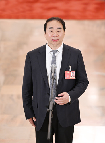 图为全国政协委员王定华接受媒体采访。(6632537)-20250308101117