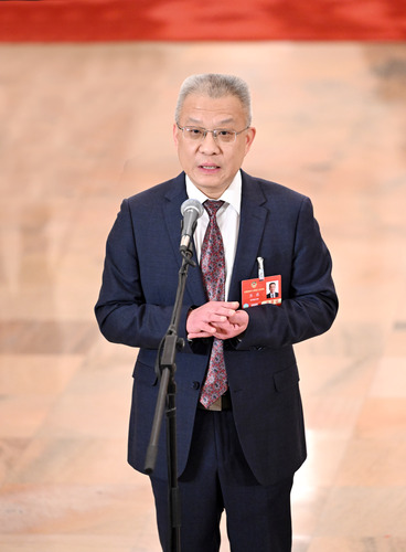 图为全国政协委员方忠接受媒体采访。(6632562)-20250308101054