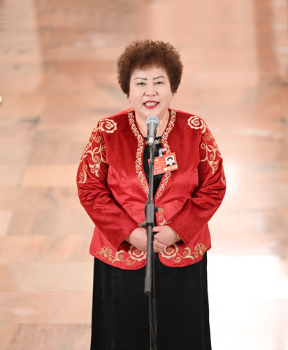 图为全国政协委员阿衣木沙·托合塔洪接受媒(6632565)-20250308101032