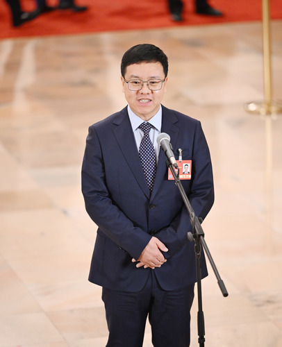 图为全国政协委员张树新接受媒体采访。(6632566)-20250308101027