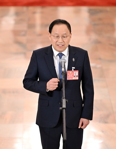 图为全国政协委员张兴海接受媒体采访。(6632563)-20250308101047