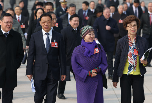 图为委员们步出会场。(6681905)-20250309191312