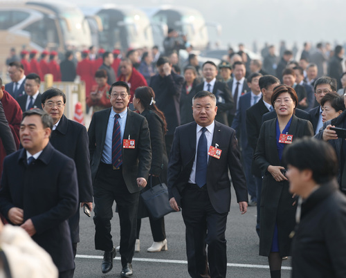 图为委员们步入会场。(6681906)-20250309191300