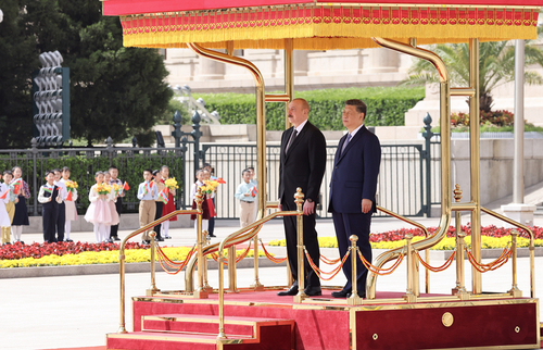 4月23日上午，国家主席习近平在北京人民大会堂同来华进行国事访问的阿塞拜疆总统阿利耶夫举行会谈。这是会谈前，习近平在人民大会堂东门外广场为阿利耶夫举行欢迎仪式。新华社记者 丁林 摄