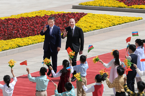 4月23日上午，国家主席习近平在北京人民大会堂同来华进行国事访问的阿塞拜疆总统阿利耶夫举行会谈。这是会谈前，习近平在人民大会堂东门外广场为阿利耶夫举行欢迎仪式。新华社记者 李涛 摄