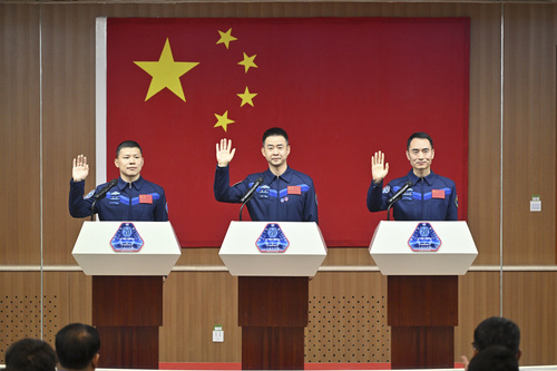 新华全媒＋丨神舟二十号载人飞行任务航天员(7081732)-20250424092101