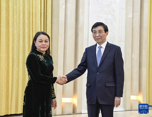 4月24日，中共中央政治局常委、全国政协主席王沪宁在北京会见越共中央委员、越南祖国阵线中央副主席兼秘书长阮氏秋荷。新华社记者 张领 摄