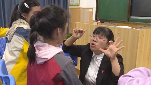 （奋斗华章2条）刘小清：用“慢的艺术”铺(7298703)-20250526084909