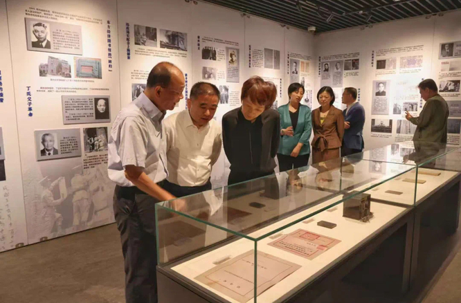 “不忘初心 逐梦前行”文献图片展在沪开幕