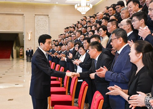 7月29日，第六届全国非公有制经济人士优秀中国特色社会主义事业建设者表彰大会在北京召开。中共中央政治局常委、全国政协主席王沪宁出席并讲话。新华社记者 李响 摄