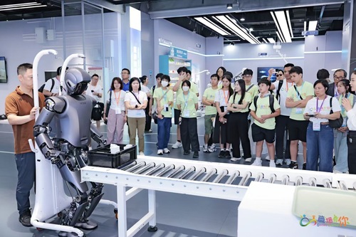 香港青少年参观机器人大世界