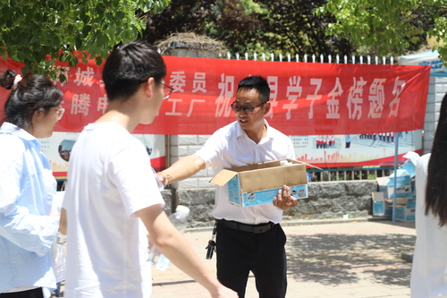 王锋：缝纫机响富家乡(分离图)3(7866069)-20250811085427