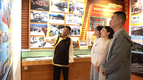 琼达（左）为记者一行讲解。（本报记者 宋(7950081)-20250813070019