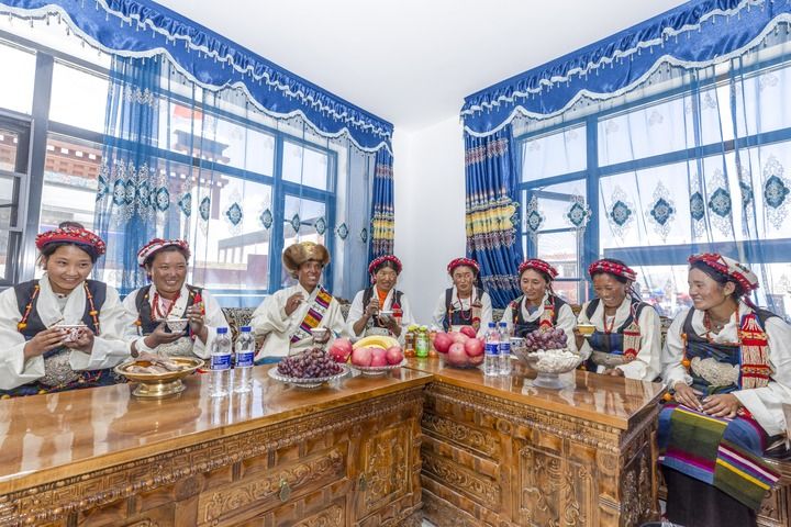 西藏定日县森嘎村村民在“定日6.8级地震灾后恢复重建民房首批入住仪式”后聚在一位村民的新家喝茶（2025年8月15日摄）。新华社记者 姜帆 摄