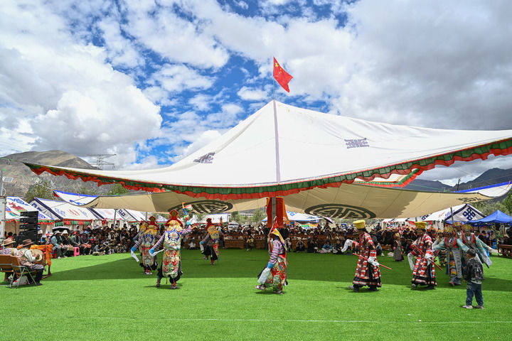 民间藏戏表演队在西藏南木林县非遗公园内表演湘巴藏戏（2025年7月16日摄）。新华社记者 李鑫 摄