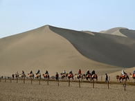 甘肃敦煌：游人畅玩鸣沙山月牙泉景区 体验“大漠驼铃响”