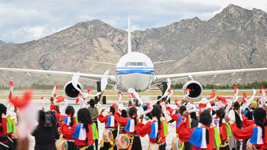 高清大图丨西藏各族群众热烈欢迎习近平总书记