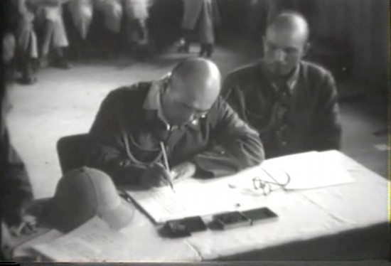 　1945年8月21日侵华日军投降代表今井武夫在投降备忘录上签字（芷江县委宣传部供图）