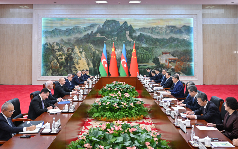 ?8月31日上午，国家主席习近平在天津迎宾馆会见来华出席2025年上海合作组织峰会和纪念中国人民抗日战争暨世界反法西斯战争胜利80周年活动的阿塞拜疆总统阿利耶夫。新华社记者 岳月伟 摄