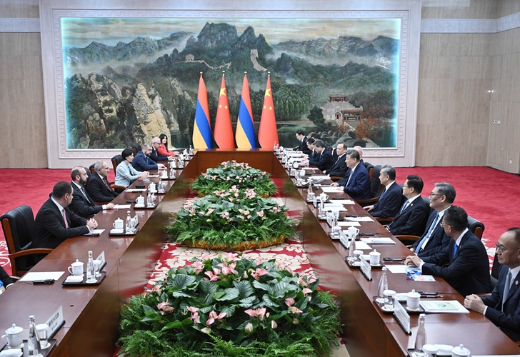 8月31日上午，国家主席习近平在天津迎宾馆会见来华出席2025年上海合作组织峰会和纪念中国人民抗日战争暨世界反法西斯战争胜利80周年活动的亚美尼亚总理帕什尼扬。新华社记者 燕雁 摄