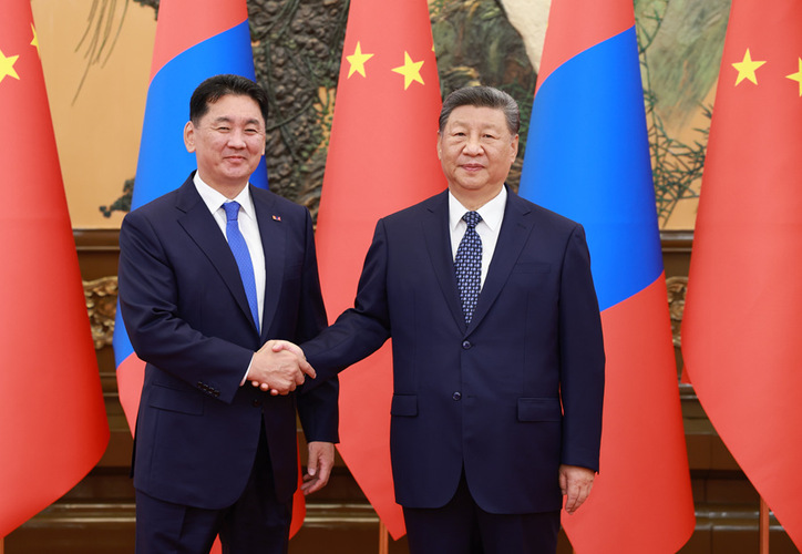 9月2日上午，国家主席习近平在北京人民大会堂会见来华出席2025年上海合作组织峰会和纪念中国人民抗日战争暨世界反法西斯战争胜利80周年活动的蒙古国总统呼日勒苏赫。新华社记者 丁海涛 摄