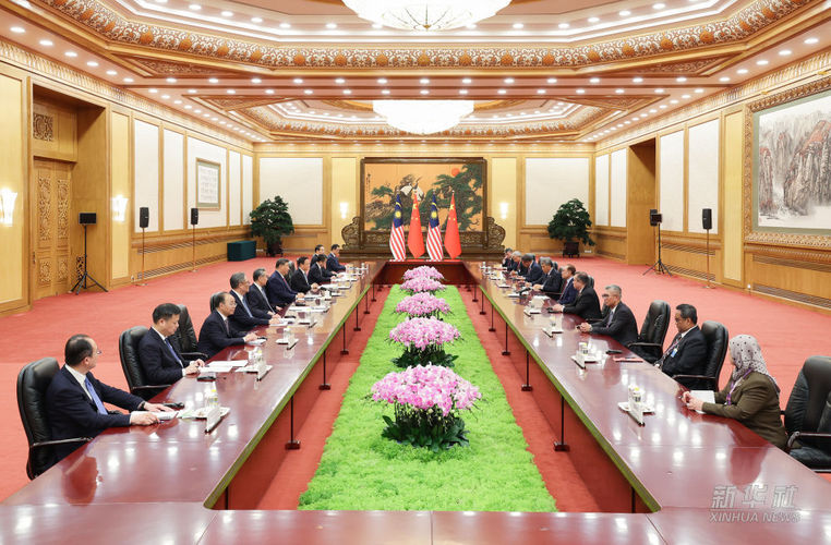 9月2日晚，国家主席习近平在北京人民大会堂会见来华出席2025年上海合作组织峰会和纪念中国人民抗日战争暨世界反法西斯战争胜利80周年活动的马来西亚总理安瓦尔。新华社记者 姚大伟 摄