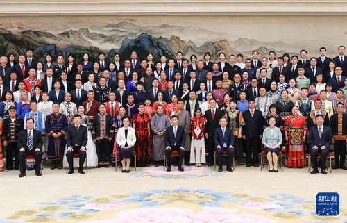 9月5日，中共中央政治局常委、全国政协主席王沪宁在北京会见全国少数民族参观团。新华社记者 王晔 摄