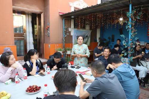 马燕（左四）讲述自己开民宿的故事。刘益伶 摄