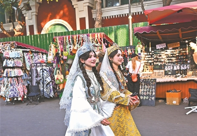 ▲ 位于新疆维吾尔自治区伊犁哈萨克自治州伊宁市的六星街历史文化街区吸引各地游客慕名前来。本报记者 齐波 摄