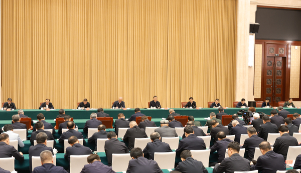 习近平听取新疆维吾尔自治区党委和政府工作(8302482)-20250925111657