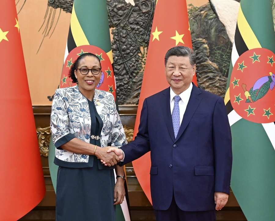 10月14日上午，国家主席习近平在北京人民大会堂会见来华出席全球妇女峰会的多米尼克总统伯顿。新华社记者 申宏 摄