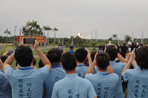 哈工大学生在卫星发射现场观礼。（哈工大供图）